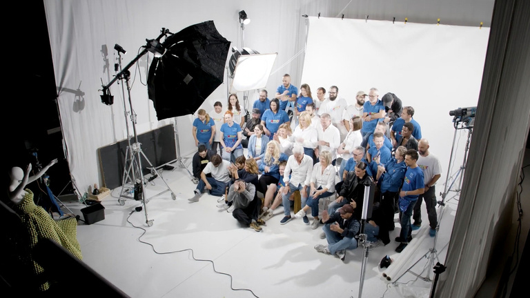 Foto di gruppo durante una produzione nel teatro di posa